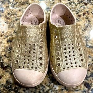 Gold shimmer natives size 8